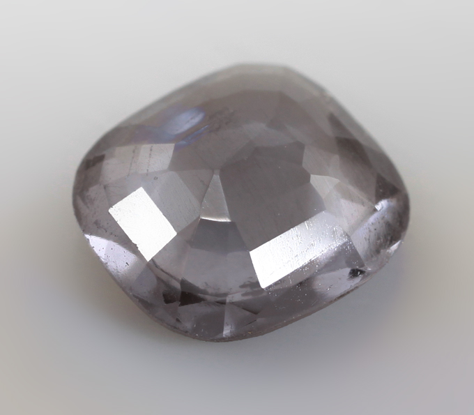 Фиолетовато-синяя шпинель со сменой цвета 0,97 карата