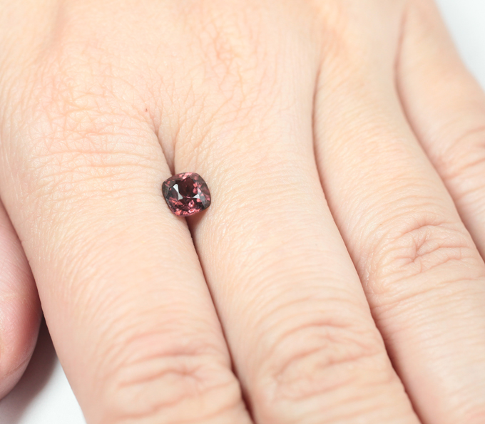 Оранжевато-красная шпинель 1,07 карата