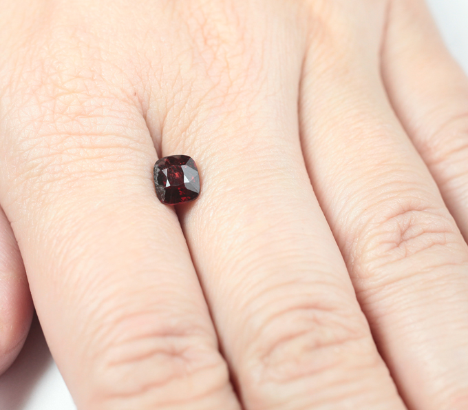 Красная шпинель 1,37 карата