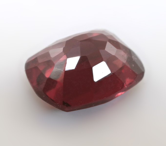 Пурпурновато-красная шпинель 1,03 карата