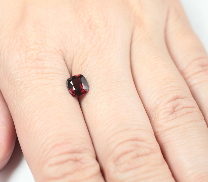 Красная шпинель 1,28 карата