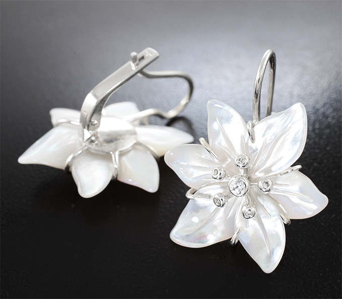 Серьги с резным перламутром 14,61 карата и лейкосапфирами