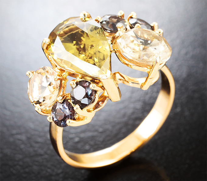 Золото Кольцо с фенакитами 1,98 карата, синхалитом и сапфирами со сменой цвета 