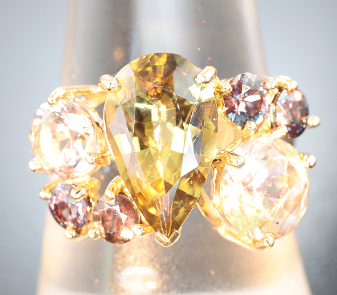 Кольцо с фенакитами 1,98 карата, синхалитом и сапфирами со сменой цвета 