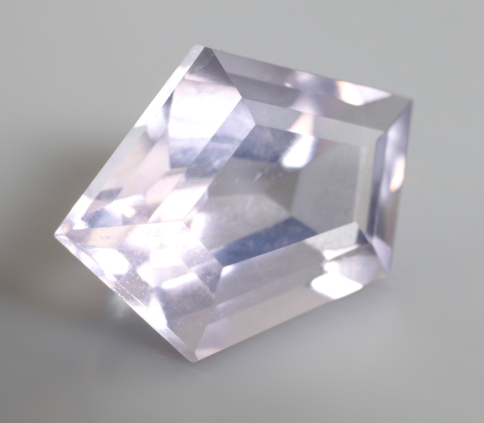 Чистейший лавандовый аметист авторской огранки 4,49 карата