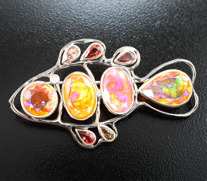 Золото Брошь с ограненными эфиопскими опалами 7,26 карата, сапфирами 1,4 карата и бриллиантом