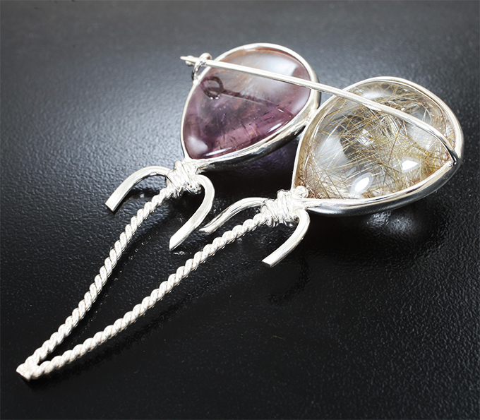 Брошь с аметрином с гетитом 37,77 карата, рутиловым кварцем 56,47 карата и лейкосапфирами