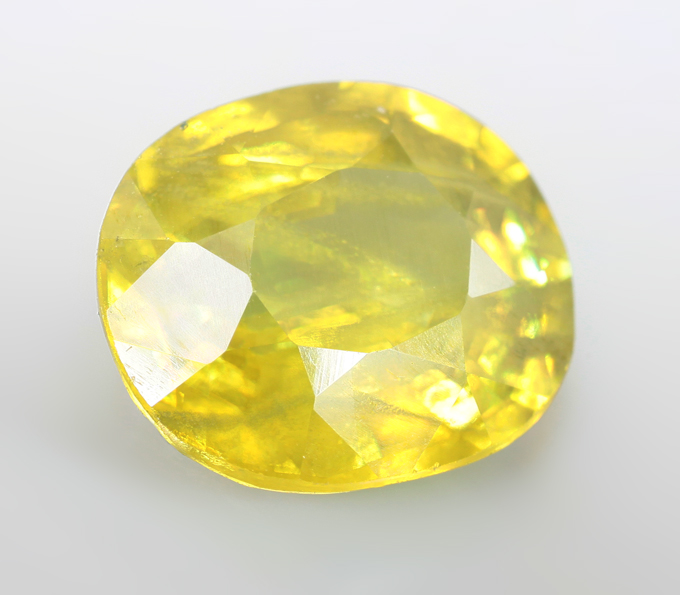 Зеленовато-желтый сфен 2,44 карата