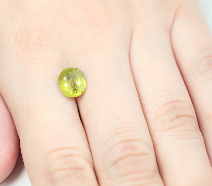 Зеленовато-желтый сфен 2,44 карата