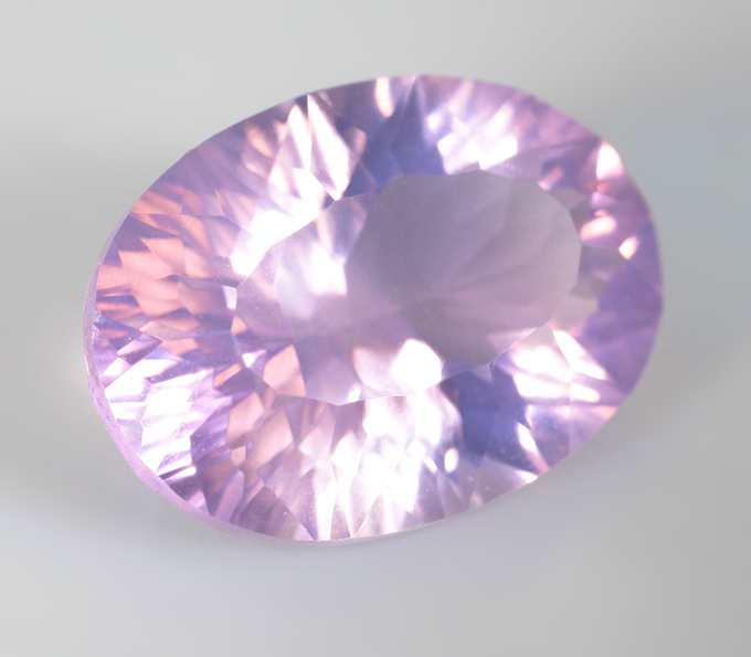 Чистейший лавандовый аметист лазерной огранки 5,67 карата