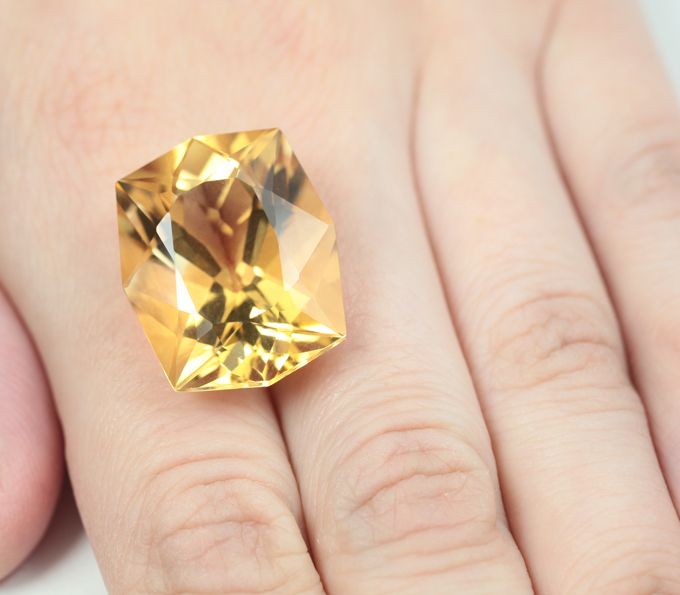 Чистейший крупный цитрин авторской огранки 32,03 карата