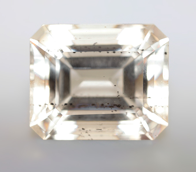 Пастельно-желтый крупный скаполит 8,86 карата