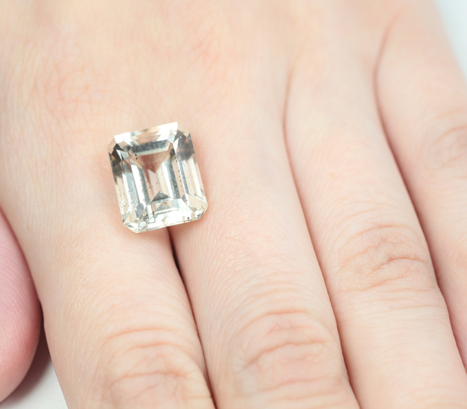 Пастельно-желтый крупный скаполит 8,86 карата