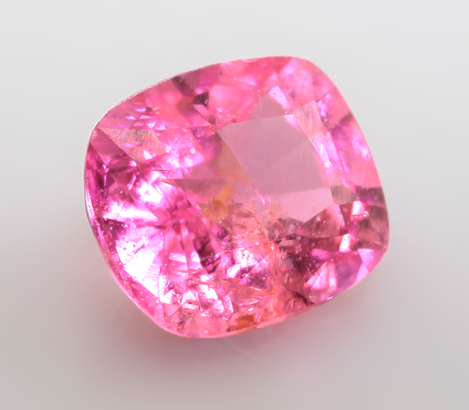 Топовый цвет! "Неоновая" розовая шпинель 0,33 карата