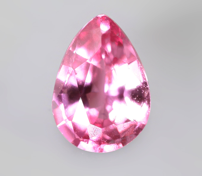 "Неоновая" пурпурно-розовая шпинель 0,26 карата