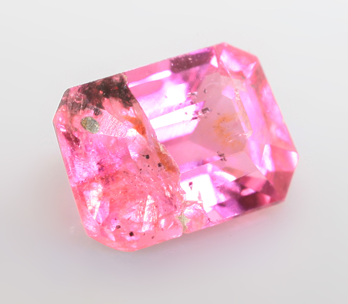 "Неоновая" розовая шпинель 0,52 карата
