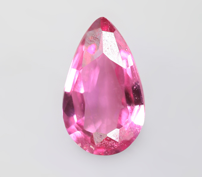 "Неоновая" розовая шпинель 0,26 карата