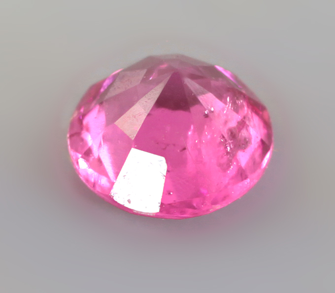 Топовый цвет! "Неоновая" розовая шпинель 0,12 карата