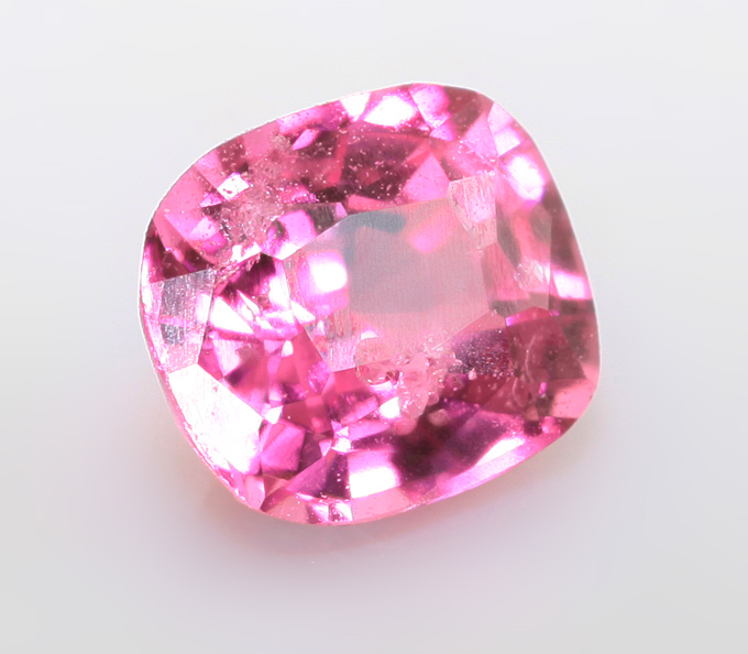 Топовый цвет! "Неоновая" розовая шпинель 0,46 карата