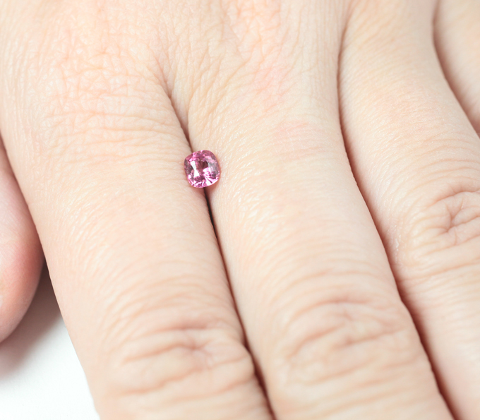Топовый цвет! "Неоновая" розовая шпинель 0,46 карата