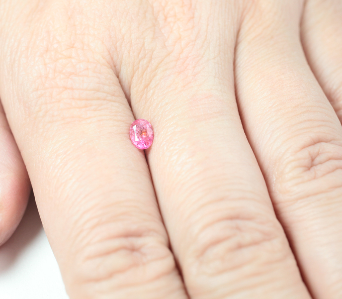 Топовый цвет! "Неоновая" розовая шпинель 0,5 карата