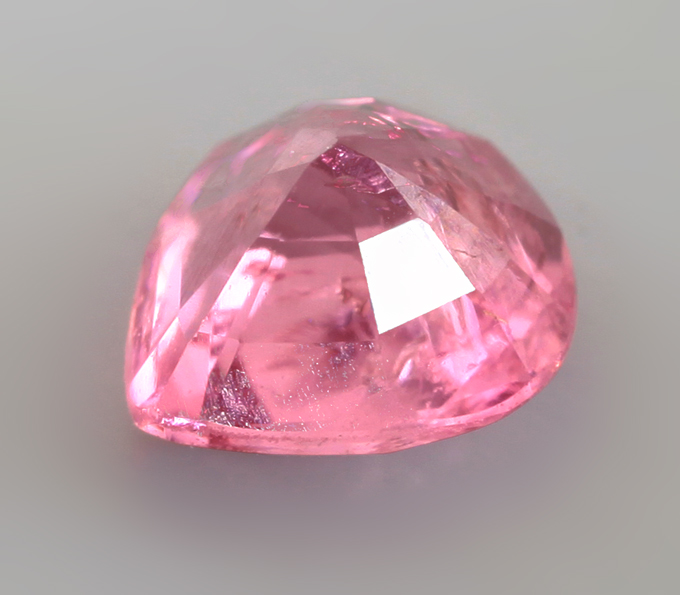 Топовый цвет! "Неоновая" розовая шпинель 0,32 карата