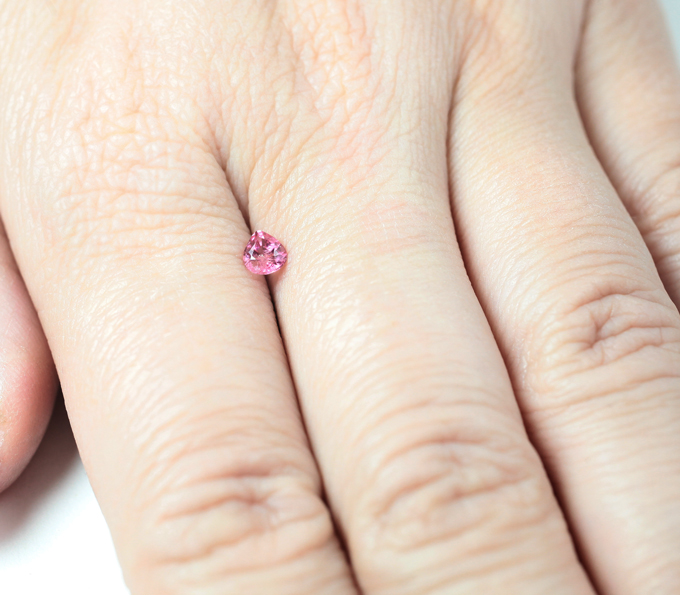 Топовый цвет! "Неоновая" розовая шпинель 0,32 карата