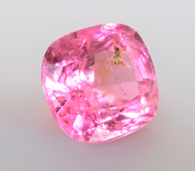 Топовый цвет! "Неоновая" розовая шпинель 0,35 карата