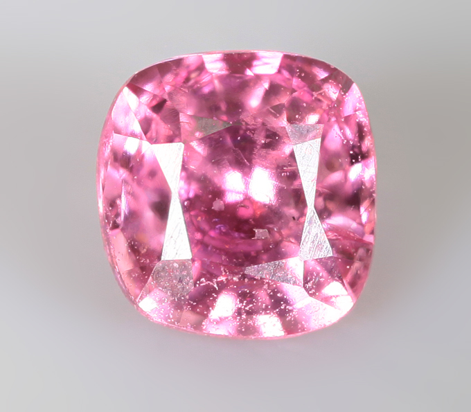 Топовый цвет! "Неоновая" розовая шпинель 0,33 карата