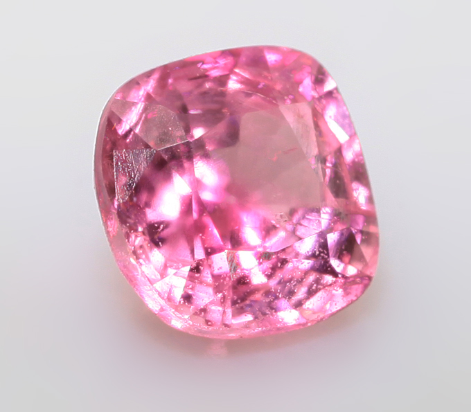 Топовый цвет! "Неоновая" розовая шпинель 0,33 карата