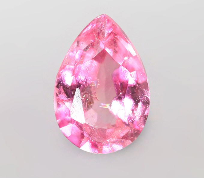 "Неоновая" розовая шпинель 0,17 карата