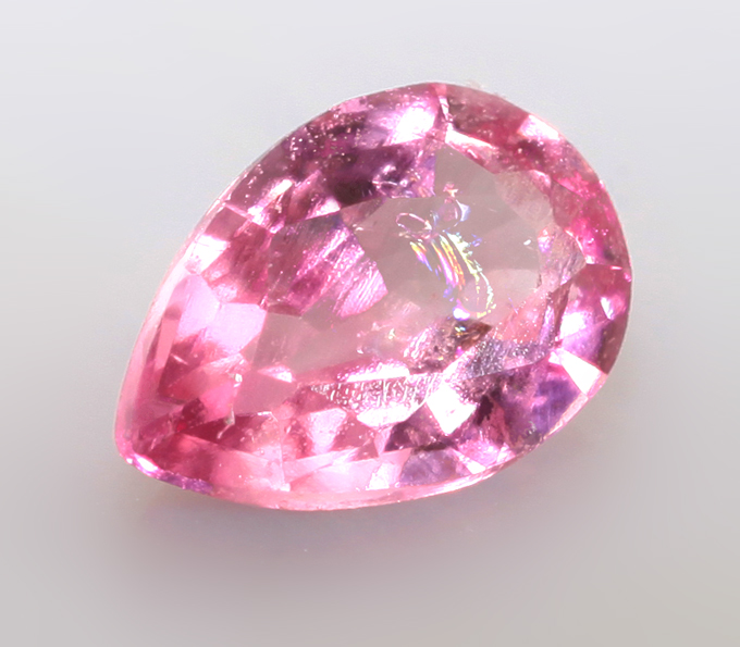 "Неоновая" розовая шпинель 0,17 карата