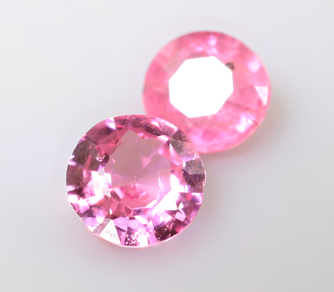 Пара "неоновых" розовых шпинелей 0,28 карата