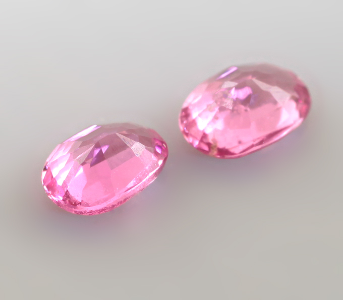 Пара "неоновых" розовых шпинелей 0,24 карата