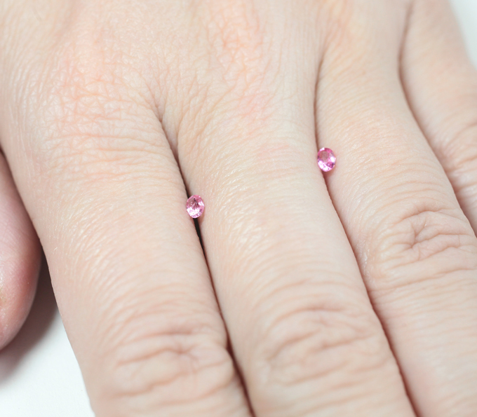 Пара "неоновых" розовых шпинелей 0,24 карата