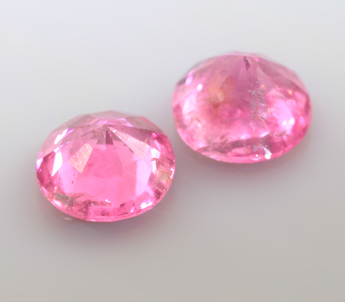 Пара "неоновых" розовых шпинелей 0,62 карата
