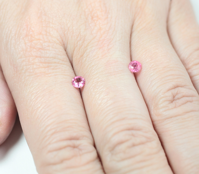 Пара "неоновых" розовых шпинелей 0,62 карата