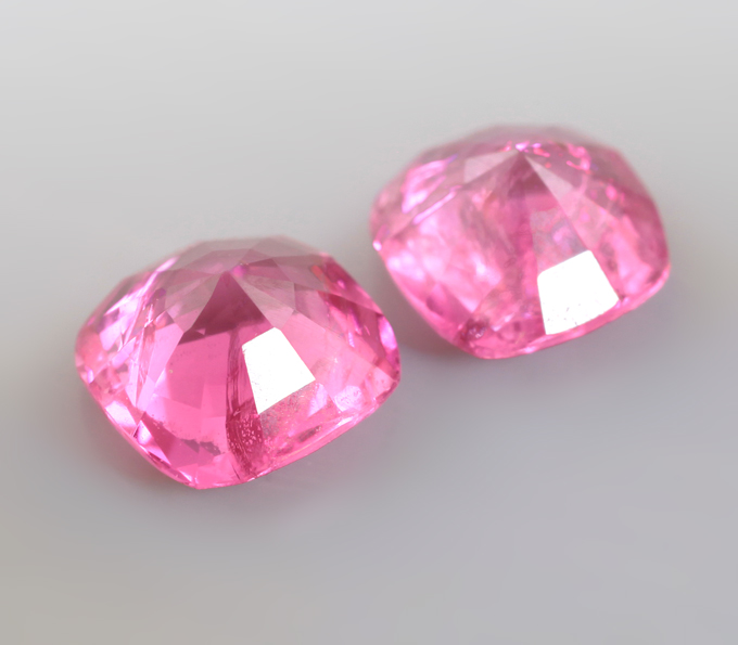 Топовый цвет! Пара "неоновых" розовых шпинелей 0,82 карата