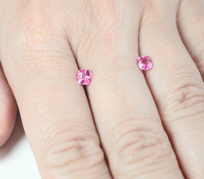 Топовый цвет! Пара "неоновых" розовых шпинелей 0,82 карата