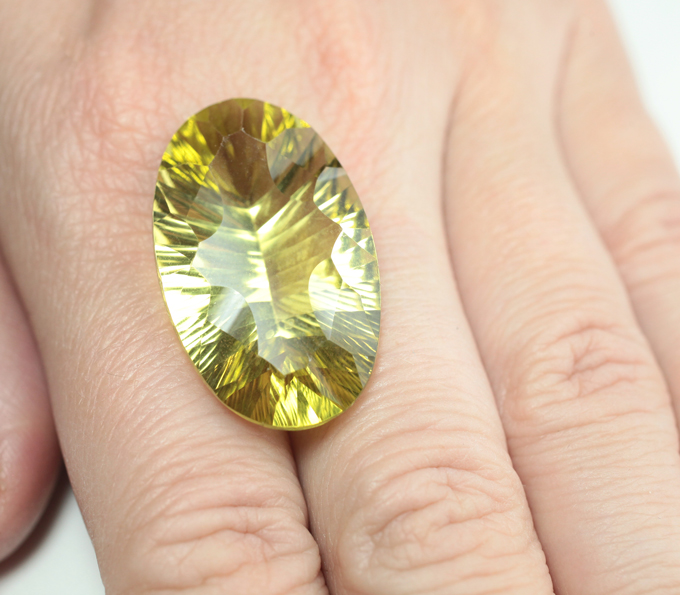 Чистейший крупный лимонный цитрин лазерной огранки 35,26 карата