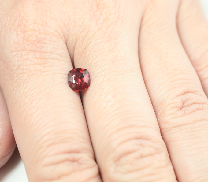 Оранжевато-красная шпинель 1,16 карата