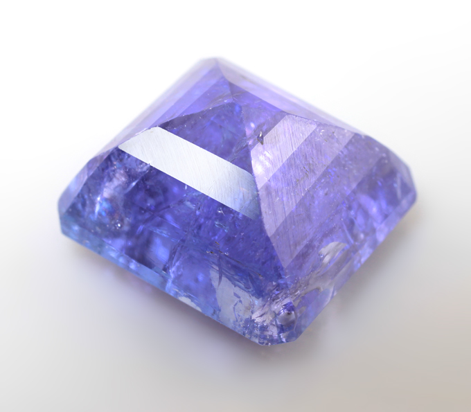 Крупный танзанит 10,17 карата