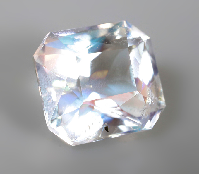 Ограненный лунный камень 1,06 карата