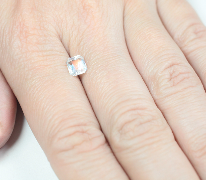 Ограненный лунный камень 1,06 карата