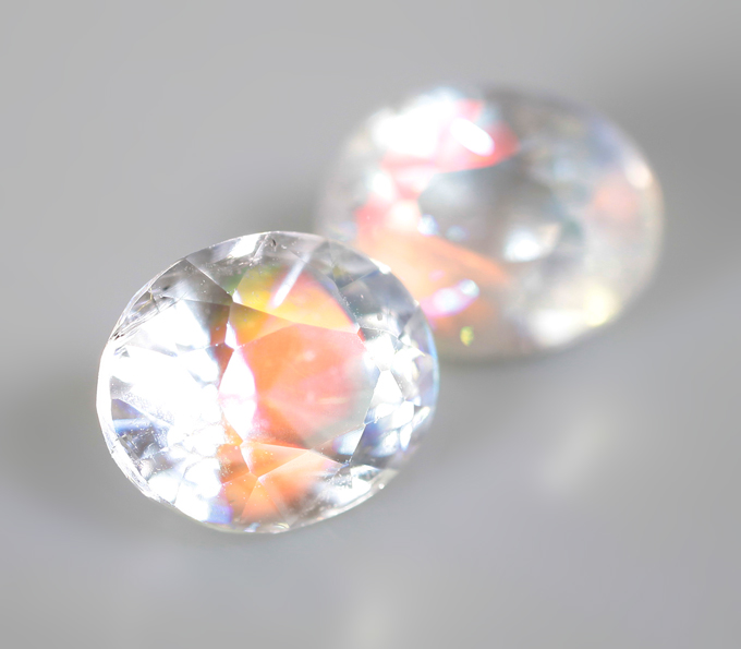 Пара ограненных лунных камней 2,16 карата