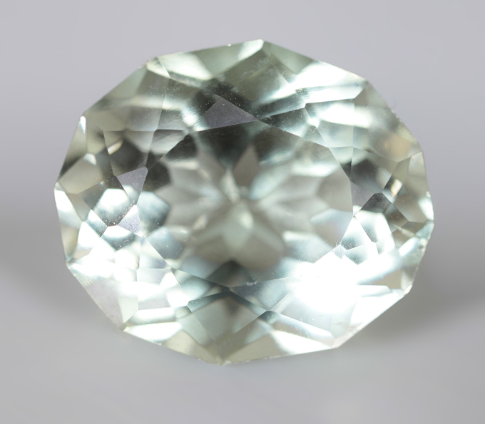 Чистейший зеленый аметист авторской огранки 11,26 карата