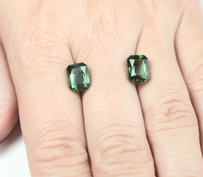 Пара зеленых "неоновых" апатитов 6,95 карата