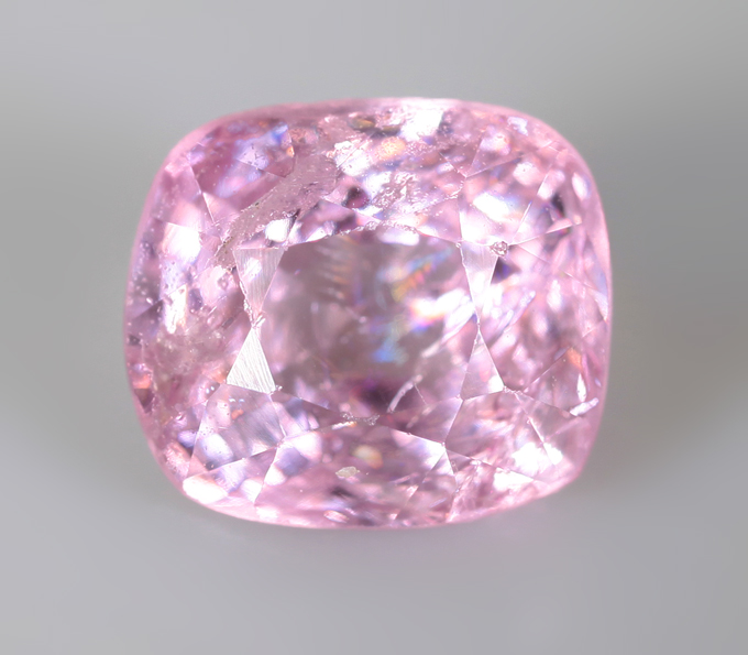 Неоново-розовая шпинель 0,87 карата