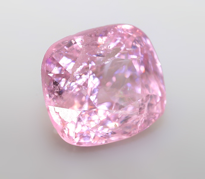 Неоново-розовая шпинель 0,87 карата