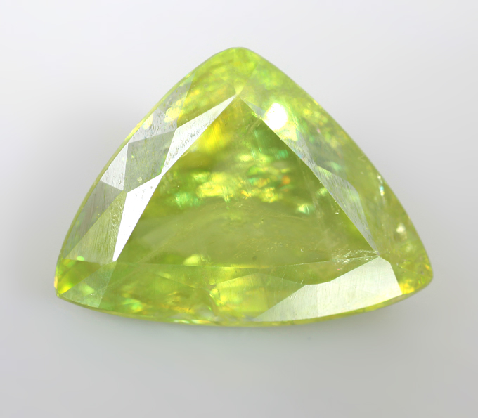 Желтовато-зеленый сфен 3,9 карата